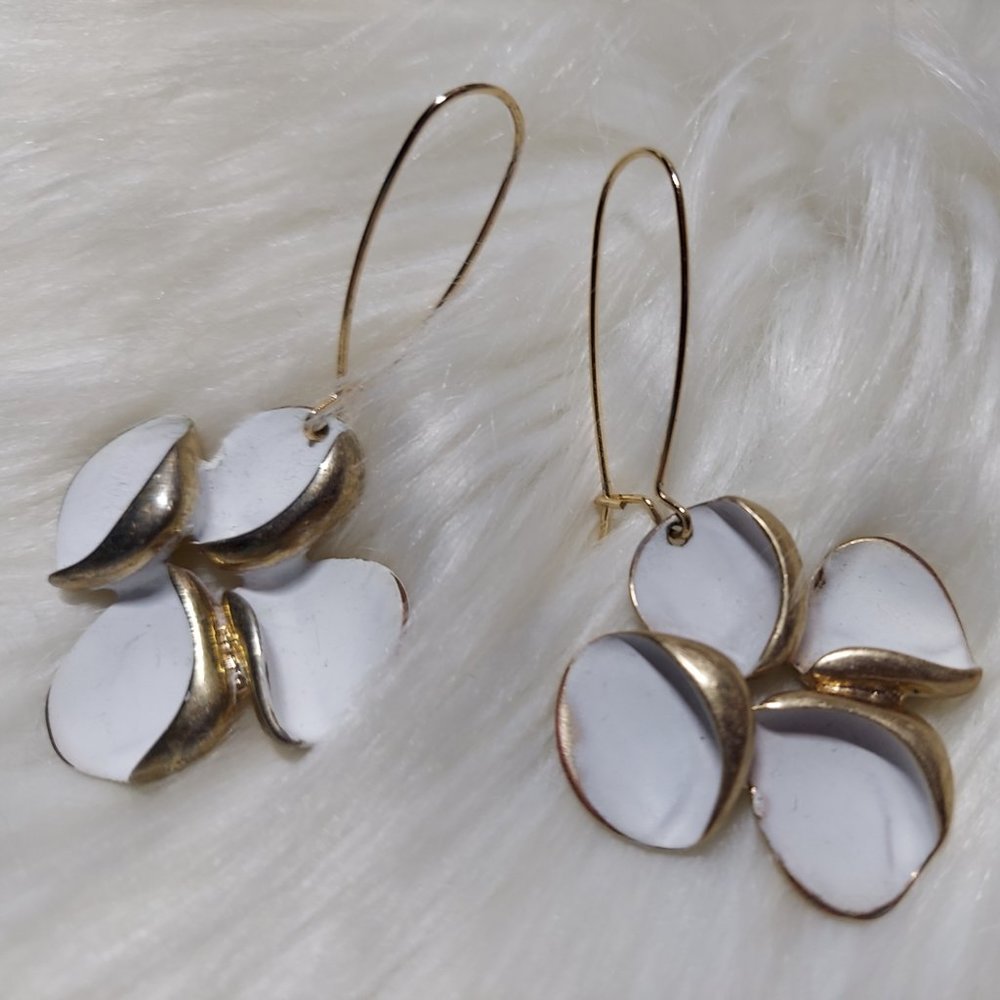 RLM SOHO WHITE AND GOLDTONE FLORAL EARRINGS